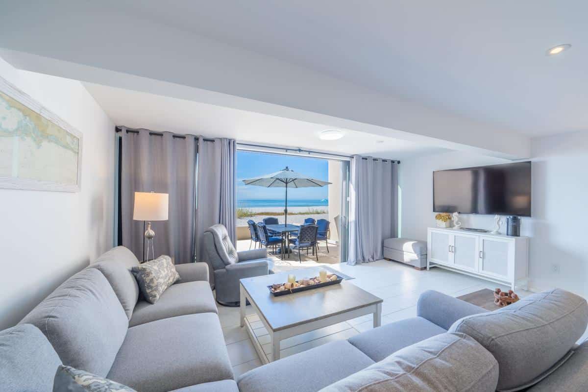 Casa Del Mar rental living room with patio facing the beach